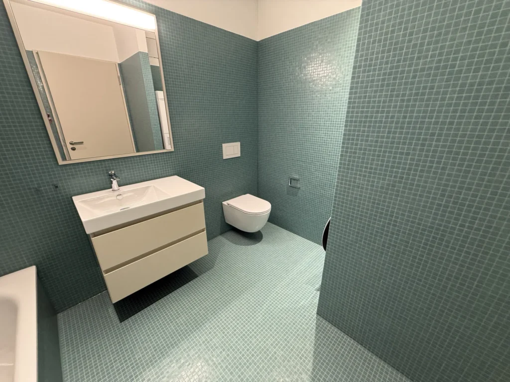 Mosaikbad in Grün mit Waschtisch, Spiegel und Wand-WC