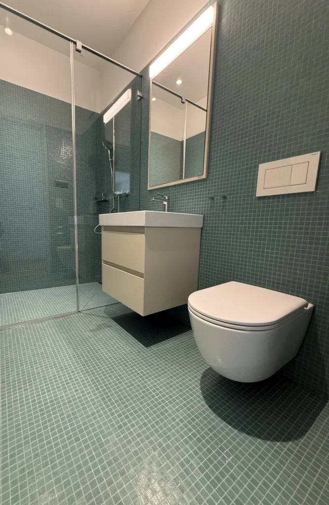 Petrolfarbenes Mosaikbad mit bodengleicher Dusche und Wand-WC