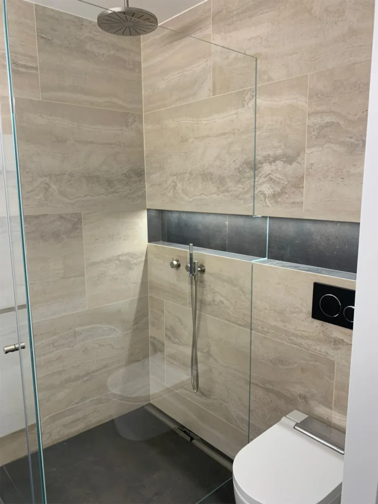 Bodengleiche Dusche in Travertinoptik mit Regendusche und Nische