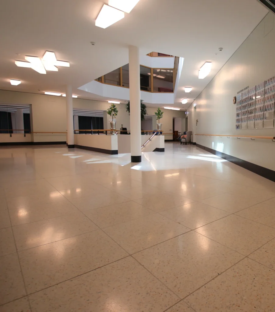 Grosszügige Eingangshalle mit hellem, glänzendem Terrazzo-Kunststeinboden