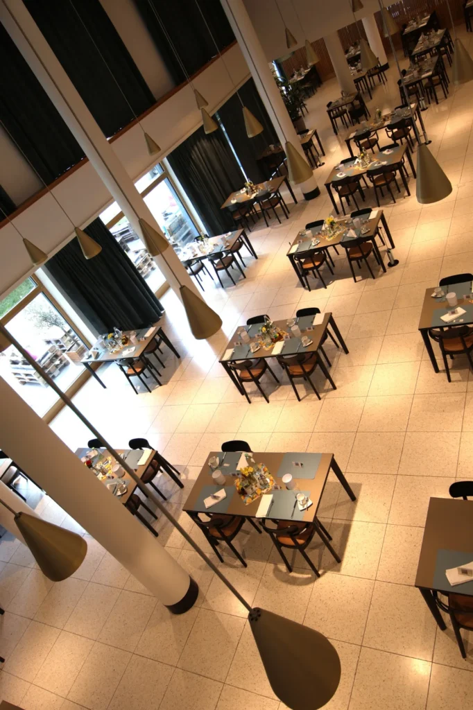 Restaurant mit hellem Terrazzoboden aus der Vogelperspektive