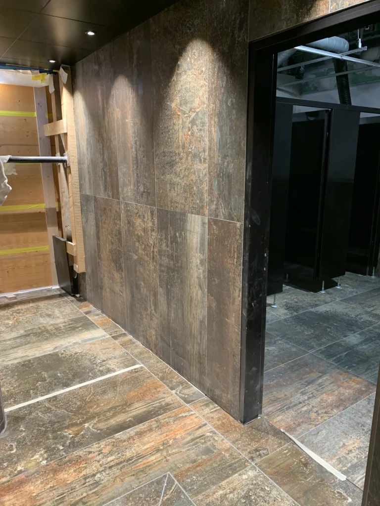 Wandhängende Toiletten an Feinsteinzeug-Wand in Rost-Optik