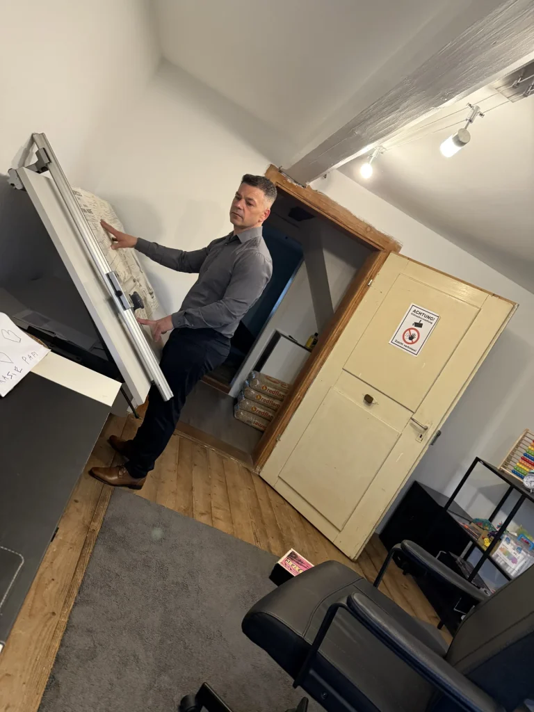 Plattenleger arbeitet am Zeichentisch an den Bauplänen für die Projektplanung