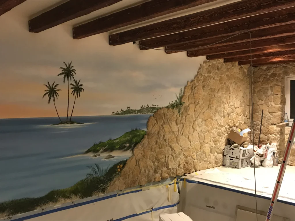 Mediterrane Poolwand aus Naturstein mit Strandmalerei