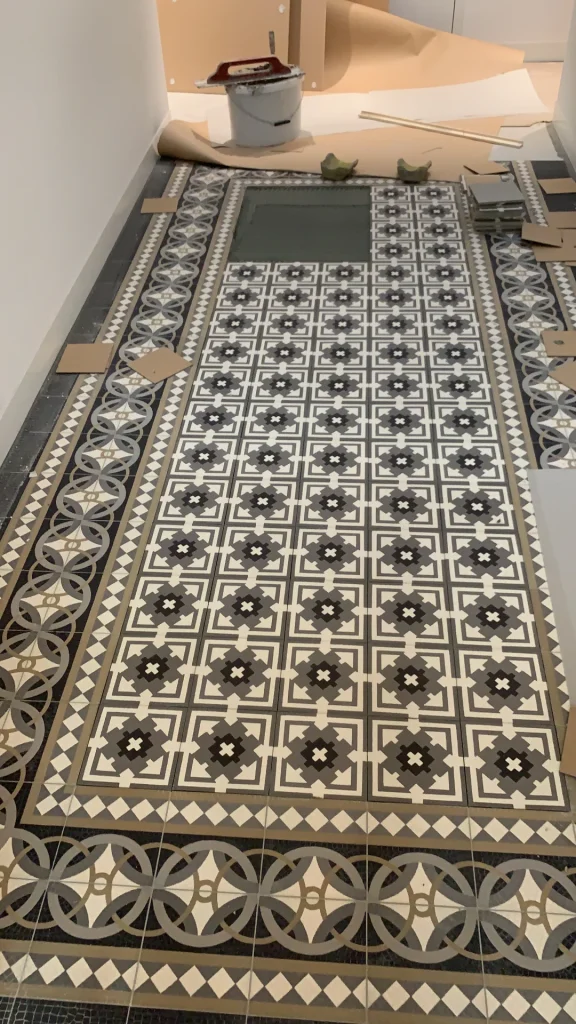 Geometrischer Mosaikboden mit Kreuzmotiven und Kreisbordüre, noch im Bau