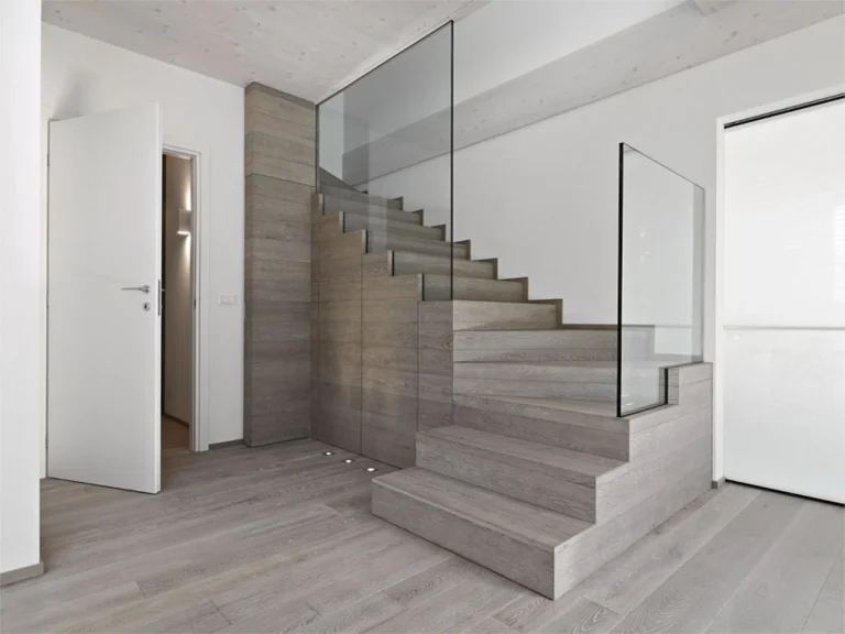 Moderne Holztreppe mit Glasgeländer und Landhausdielen-Boden