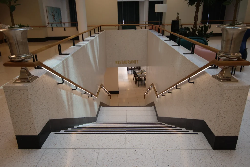 Repräsentative Terrazzo-Freitreppe mit Antirutschstreifen im Hotel