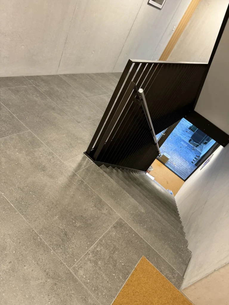 Helle sandfarbene Feinsteinzeug-Treppe mit feiner Körnung