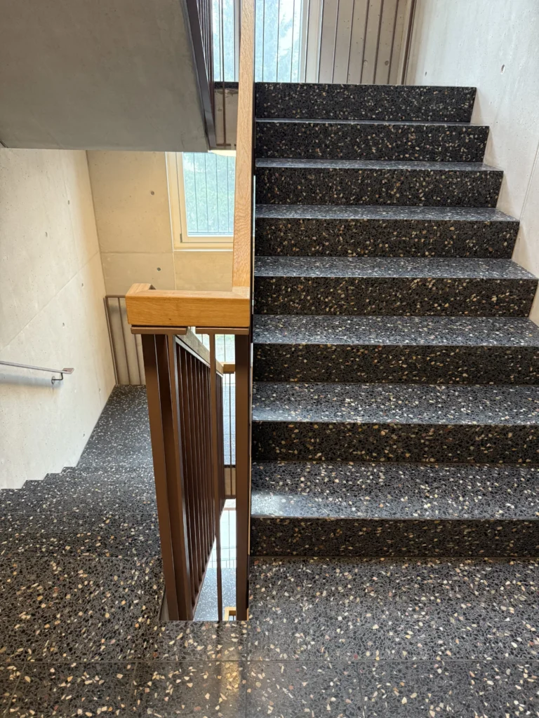 Anthrazit Terrazzo-Treppe mit hellem Korn im Betontreppenhaus