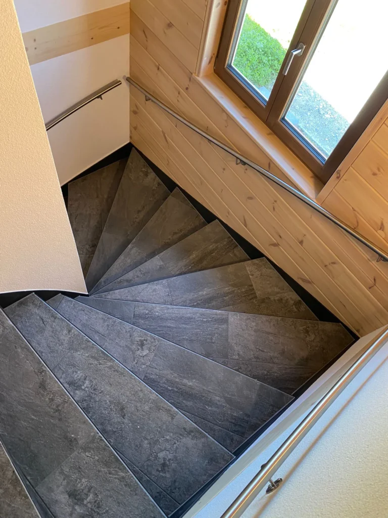 Viertelgewendelte Treppe mit anthrazit Feinsteinzeug in Schieferoptik