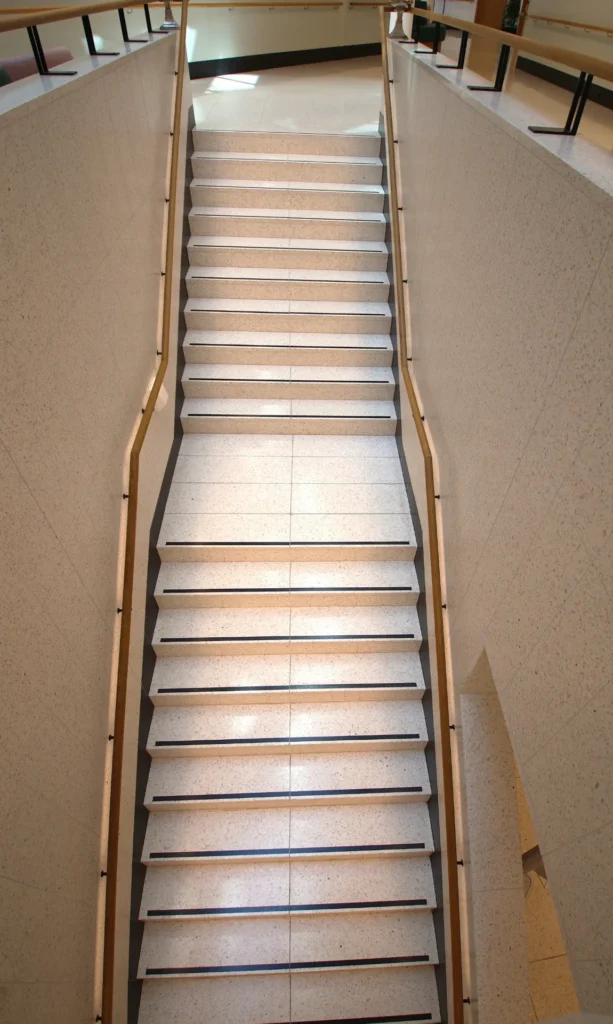 Beige Terrazzo-Treppe mit schwarzen Antirutschstreifen von oben